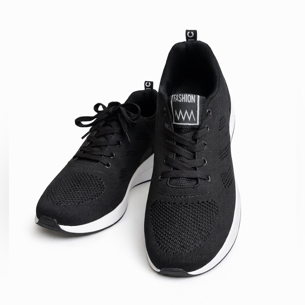 ☀️NWOT- MM Never Worn YYTLCH women’s/mens  Running black mesh running shoes